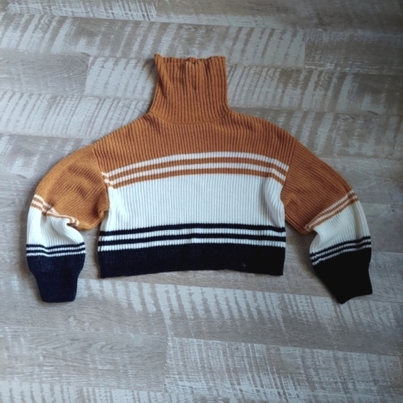 Takara Oversized Cropped Striped Turtleneck Sweater - Picture 6 of 12